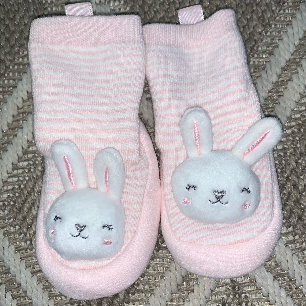 3/$15🌟Carter’s Baby Rattle Shoes sz 0-6M